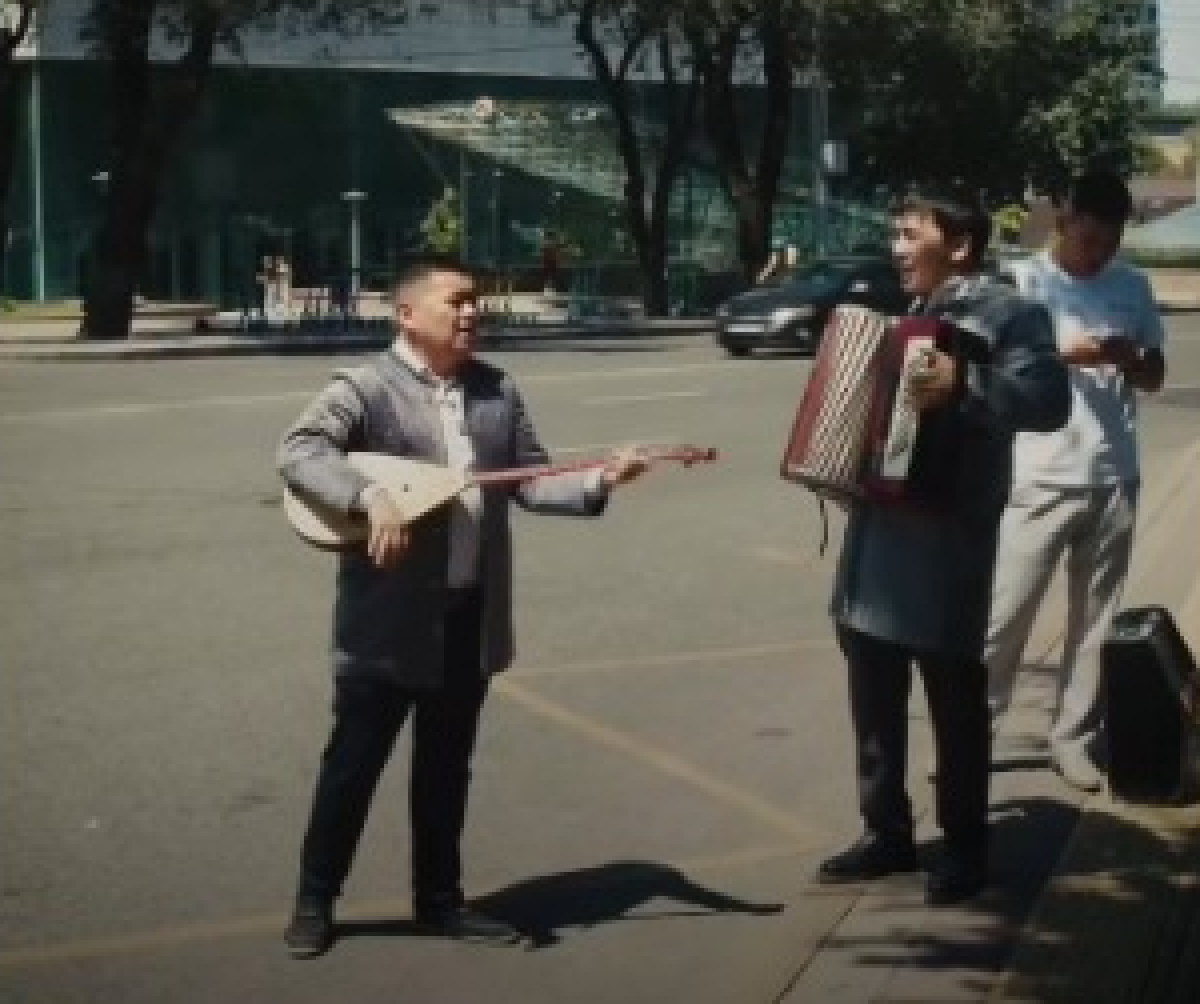 Молодежь партии "Ауыл" организовала в общественном транспорте Алматы музыкальную акцию "Ауылым – әнім"