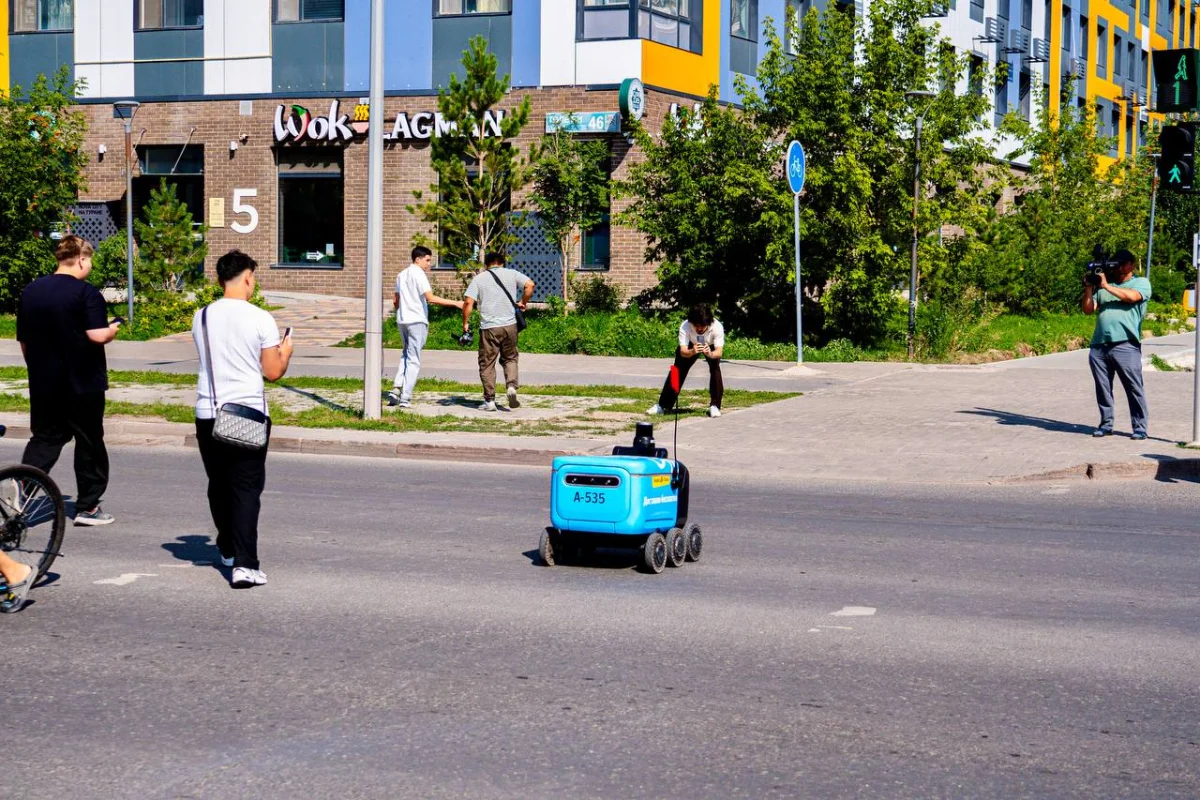 Роботы-курьеры начали доставлять заказы в одном из мегаполисов