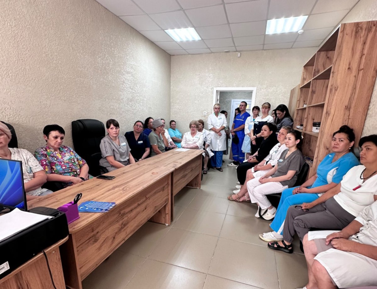 Представители партии "Ақ жол" встретились с коллективом поликлиники в Тобыле