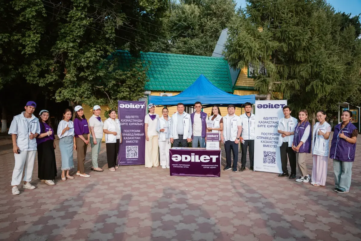 Представители «Әділет» провели встречу с жителями в городском парке в Уральске