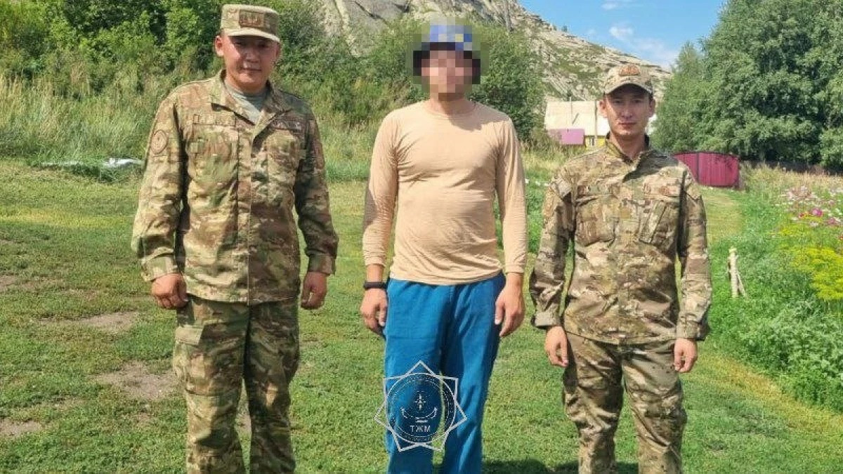 ШҚО тауларында өздігінен түсе алмаған ер адам құтқарылды