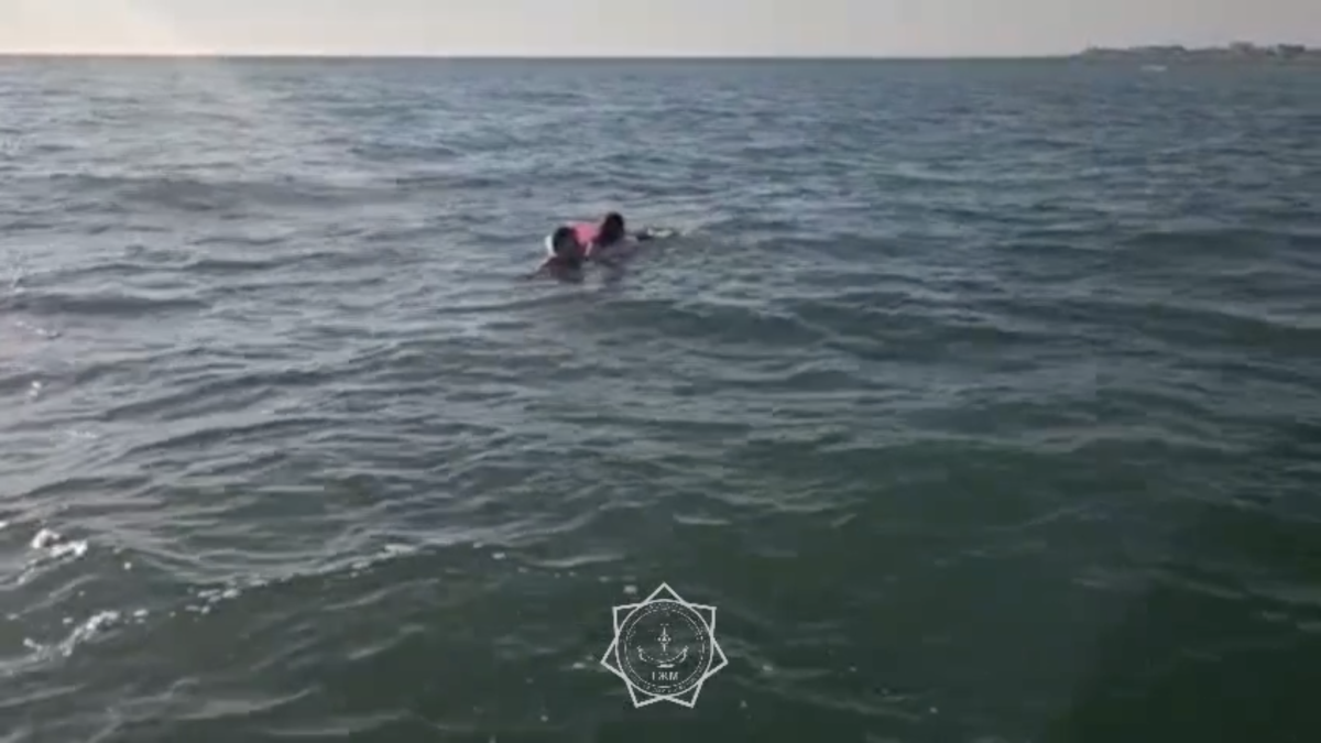Молодую пару на надувном круге унесло в Каспийское море