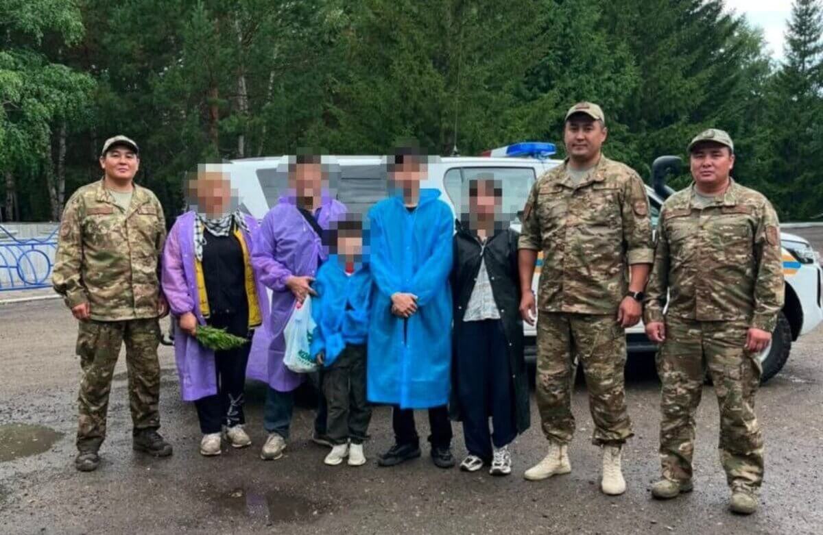 Спасатели МЧС нашли заблудившихся туристов в Каркаралинских горах
