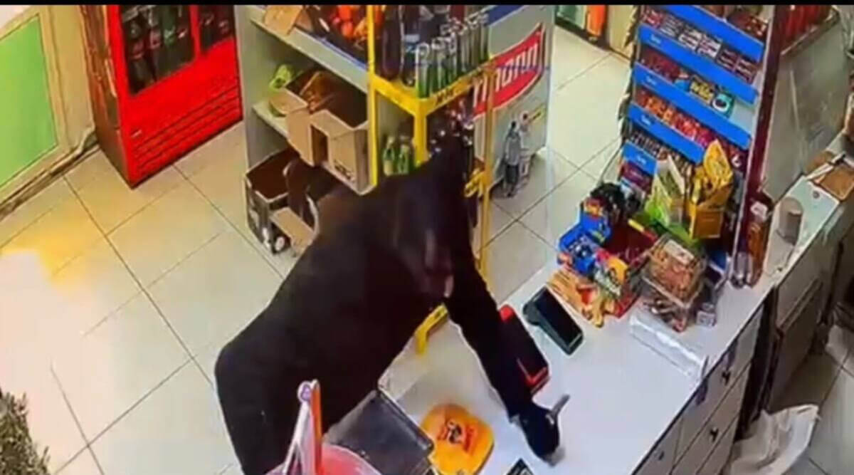 Житель Уральска разграбил магазин и с ножом напал на полицейских