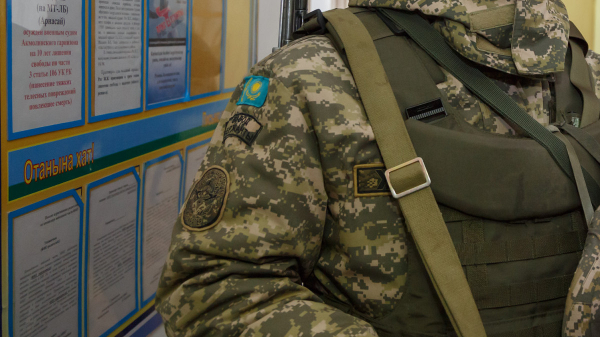 Военнослужащий выпал из окна в Конаеве