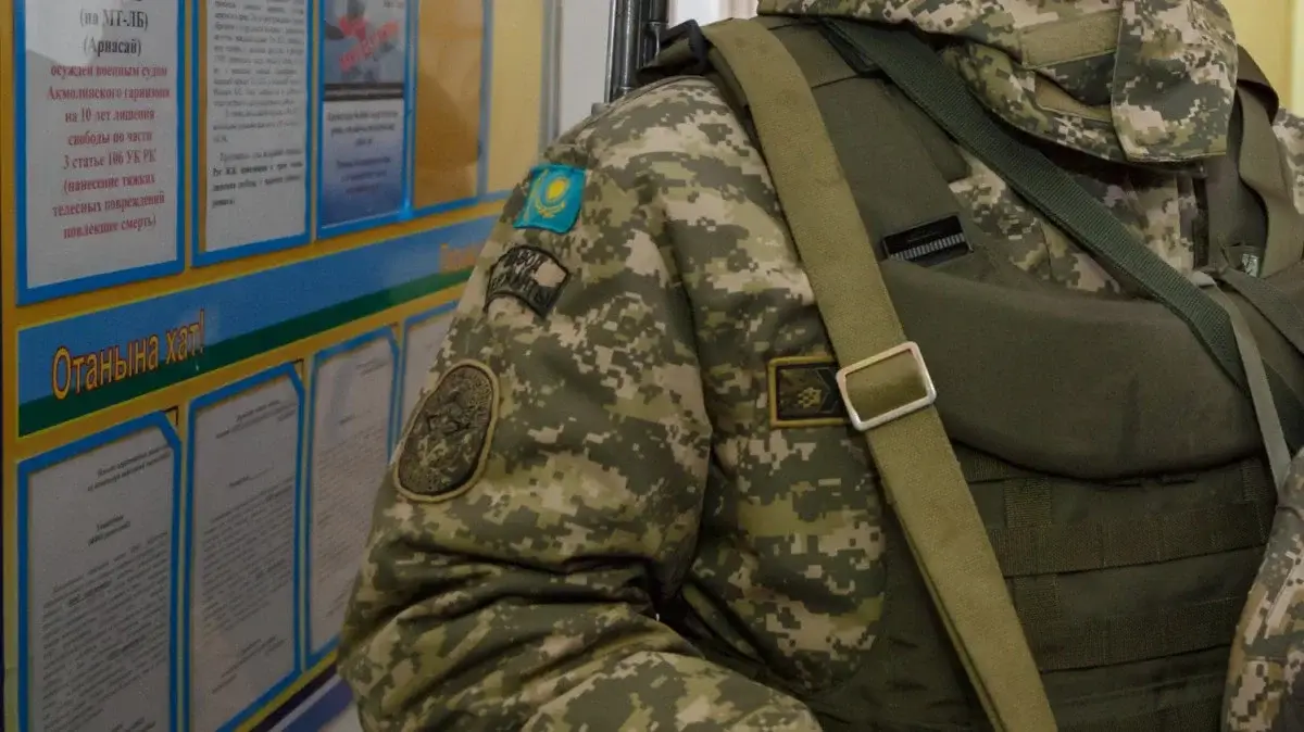 Солдат выпал из окна в Конаеве