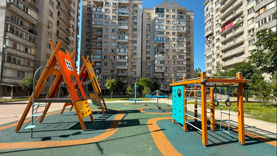 В Алмалинском районе Алматы отремонтировали 30 дворов