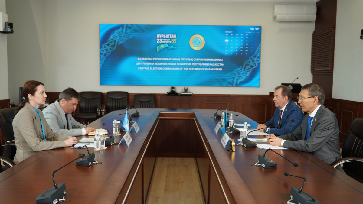 Құрылтай сайлауы қарсаңында ОСК халықаралық байқаушылармен кездесті