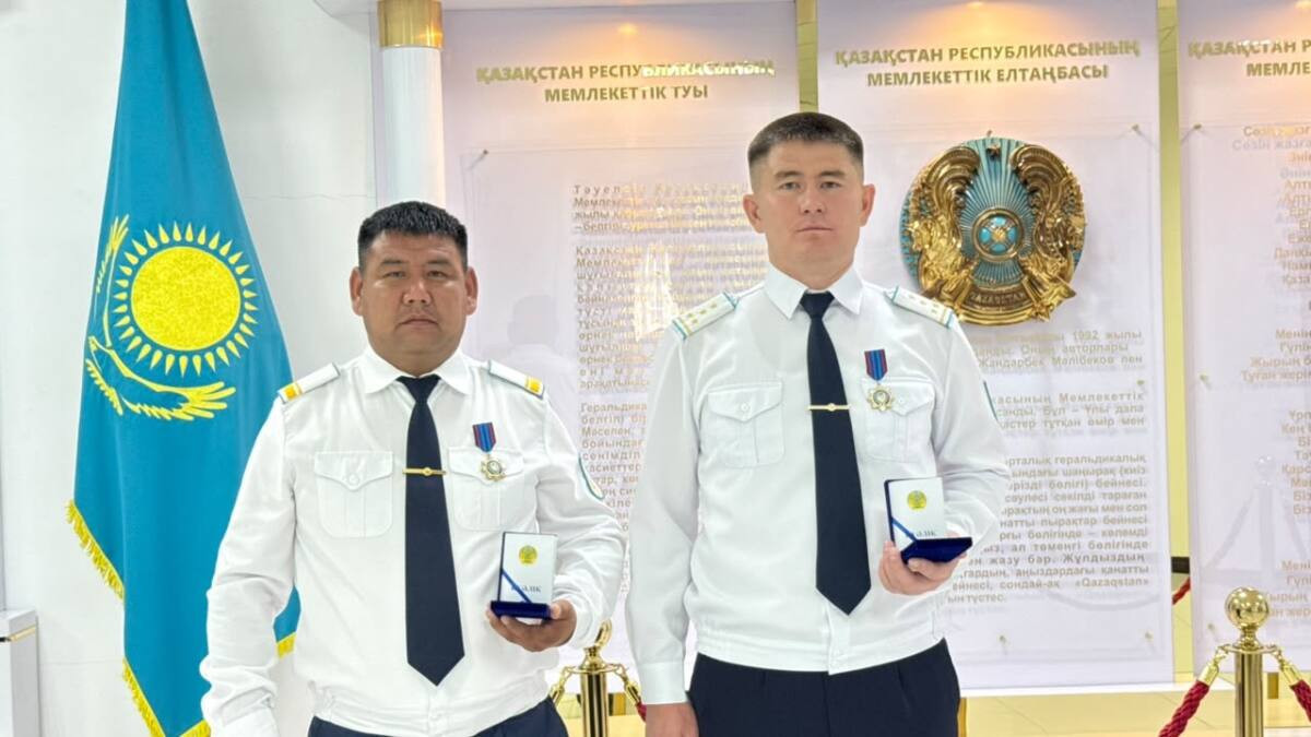 Полицейских из Уральска наградили за задержание вооруженного подозреваемого