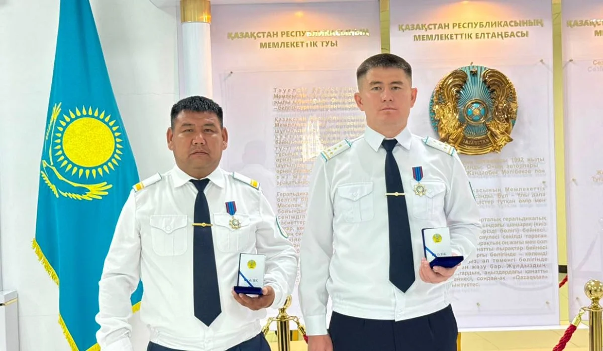 Оралда дүкенге шабуыл жасаған күдіктіні ұстаған полицейлер медальмен марапатталды (ВИДЕО)