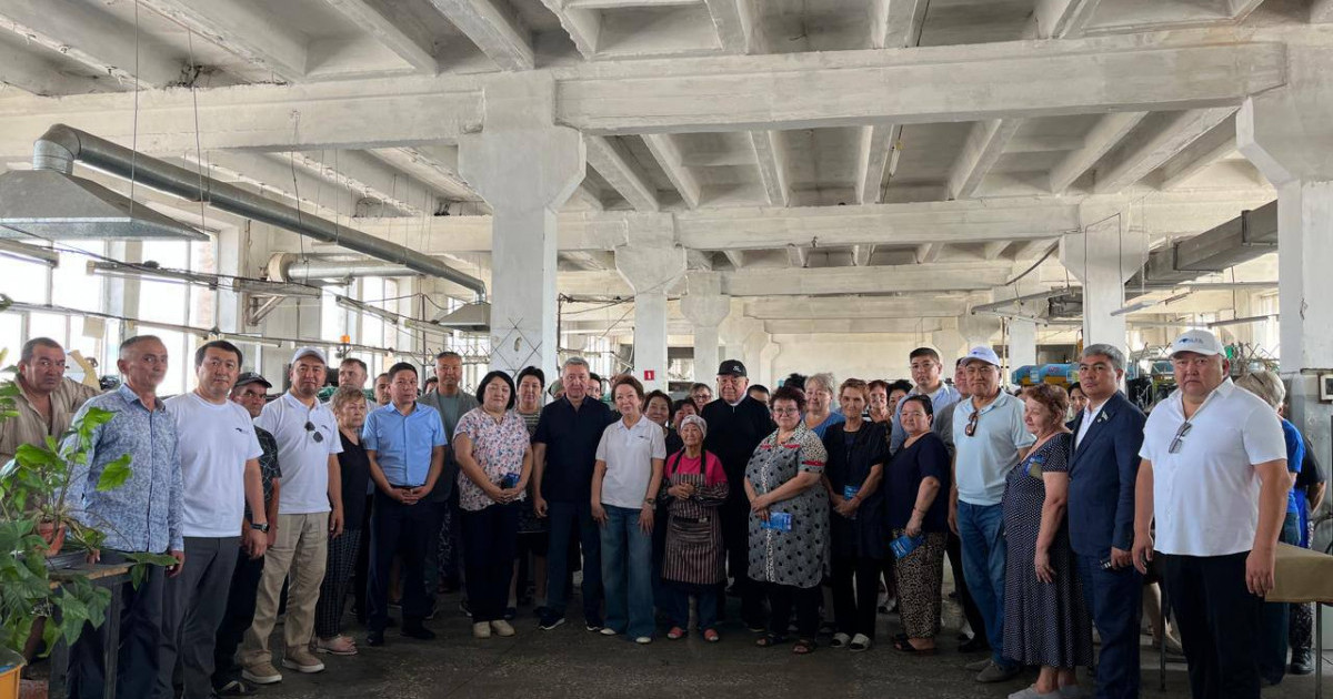  «Ақ жол» партиясының өкілдері «Тараз былғары аяқ киім» жұмысшыларымен кездесті 