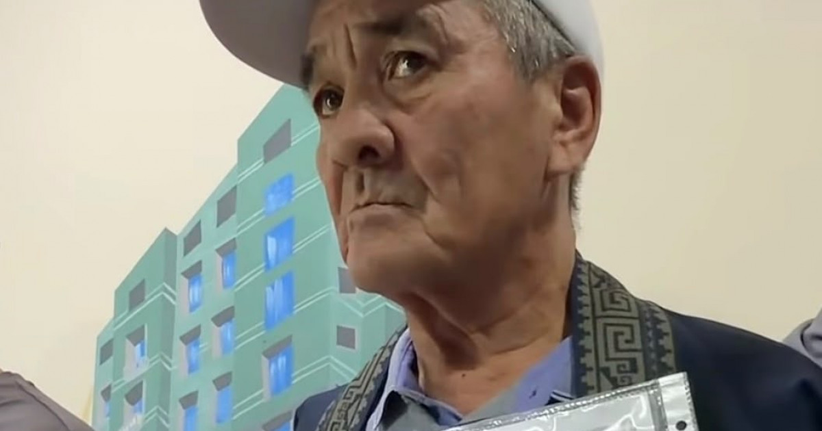   Ақтөбелік кәсіпкер 33 жыл жылқы баққан Рахат Сәрсеновке пәтер сыйлады   