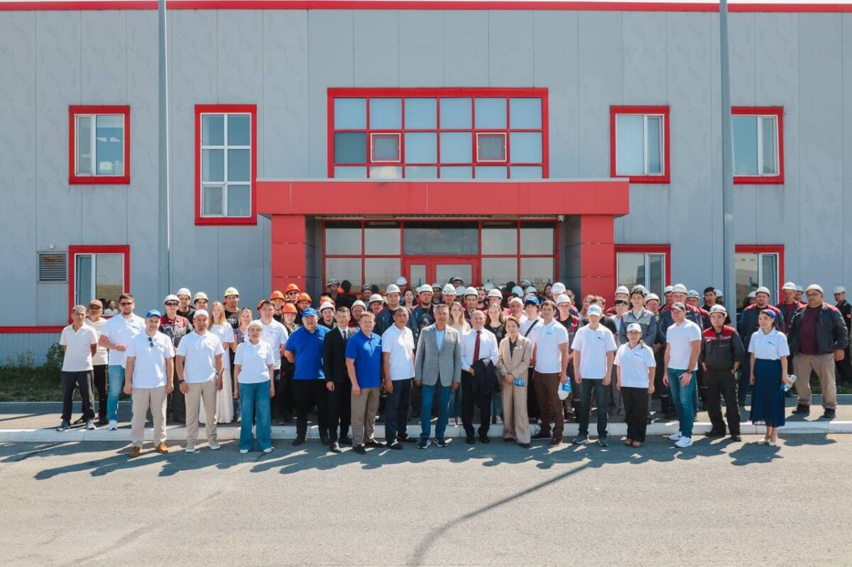 Демпартия "Ак жол" представила предвыборную программу коллективу ТОО "Seven Refractories Asia"