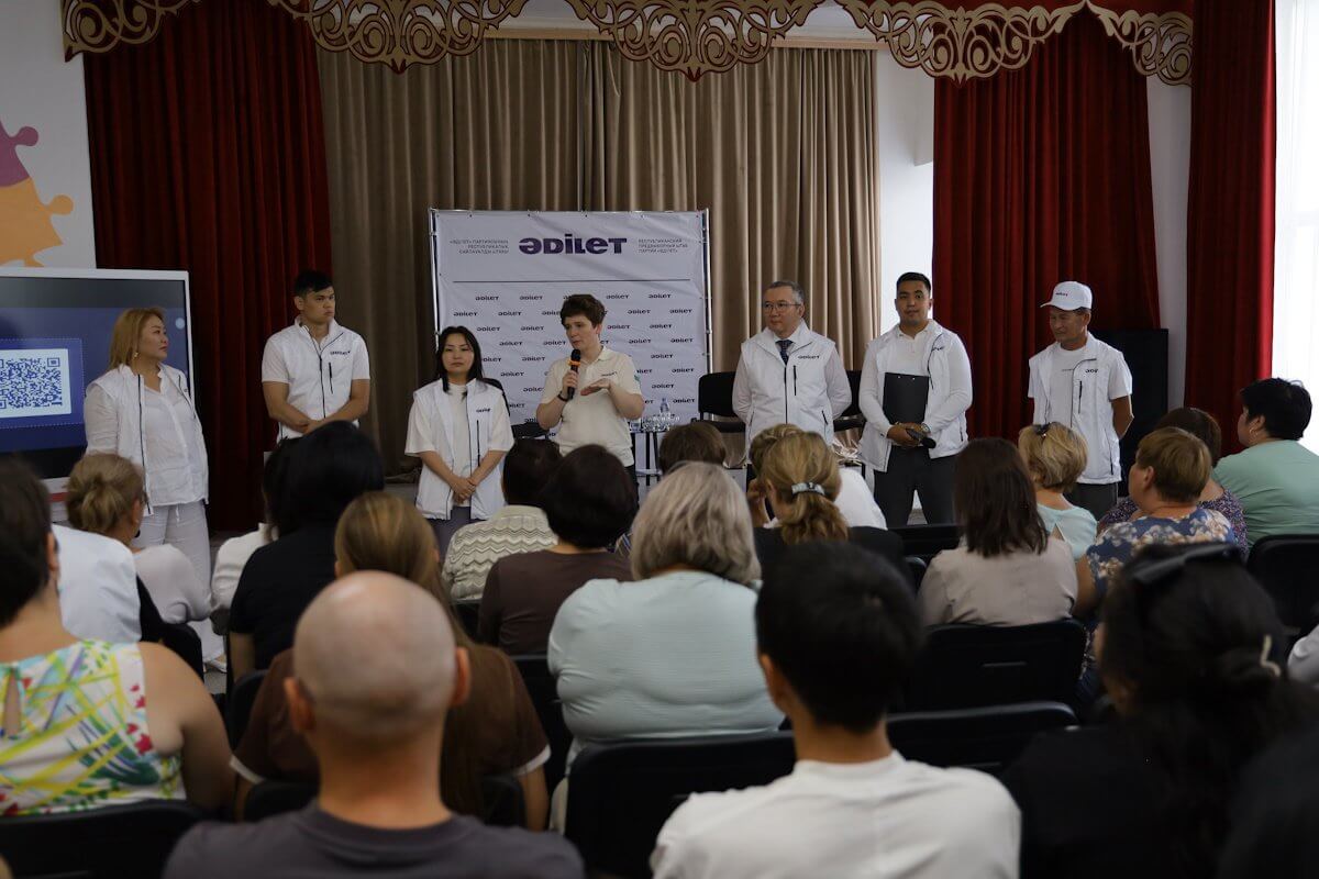 Партия “Әділет” провела в Карасуском районе мобильную встречу с жителями села Октябрьское