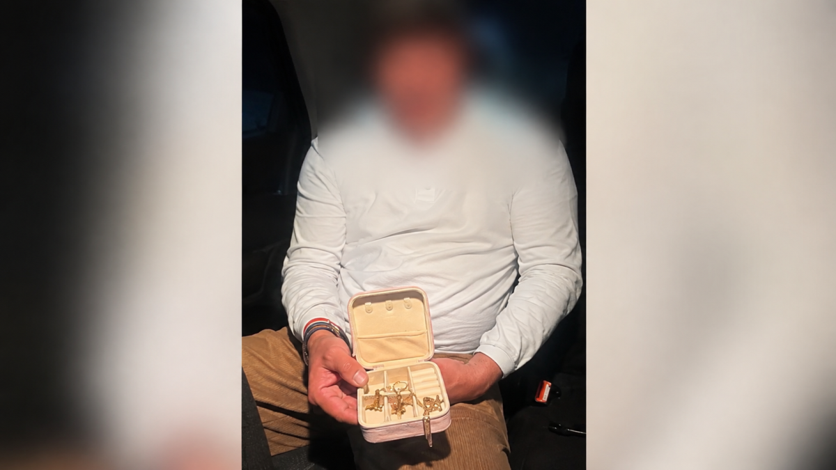 Родственник дважды вынес золото из дома в Уральске
