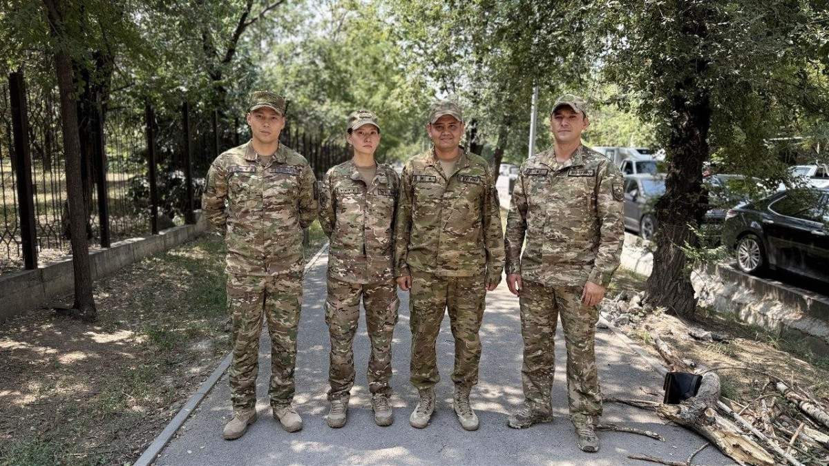 Взрослый мужчина напал на ребенка в парке Алматы: его задержали военные