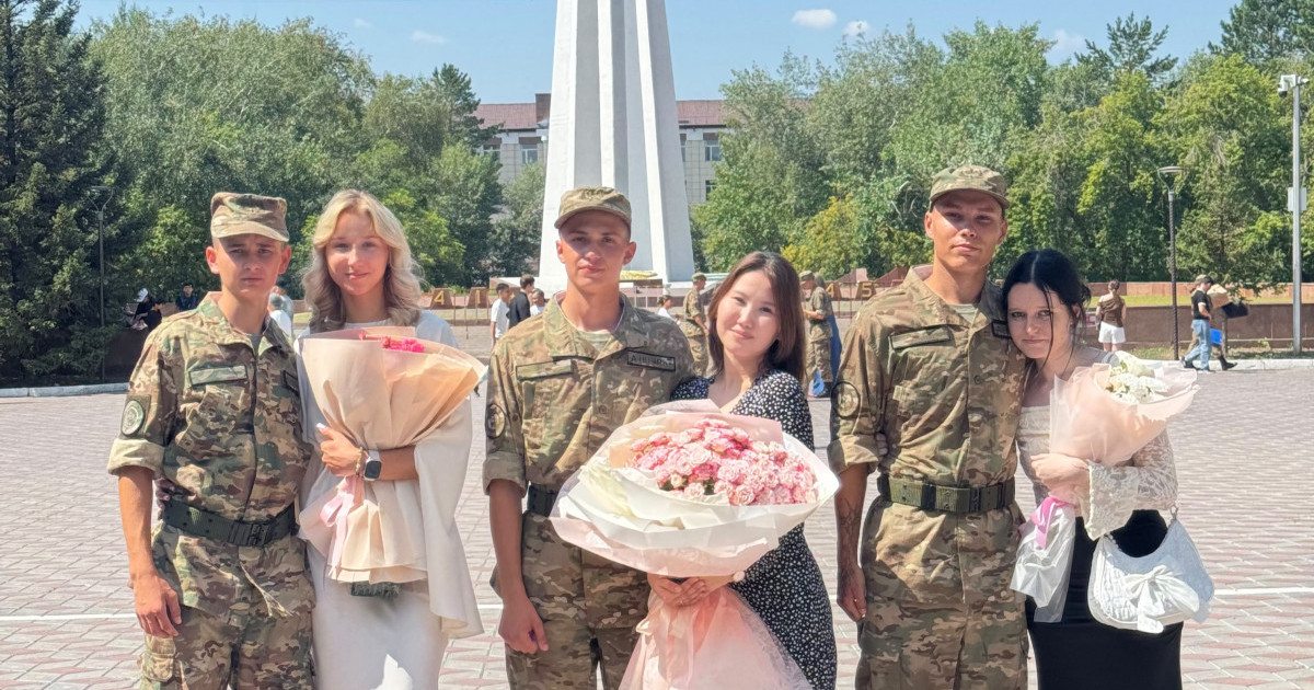  Павлодарда үш сарбаз ант қабылдаған күні сүйіктілеріне сөз салды 