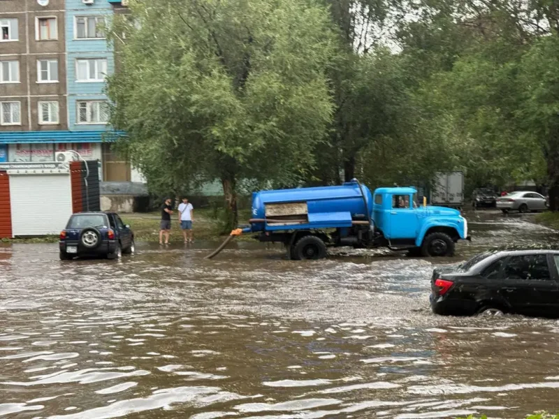 Деревья падали прямо на машины: что натворил ураган в Усть-Каменогорске