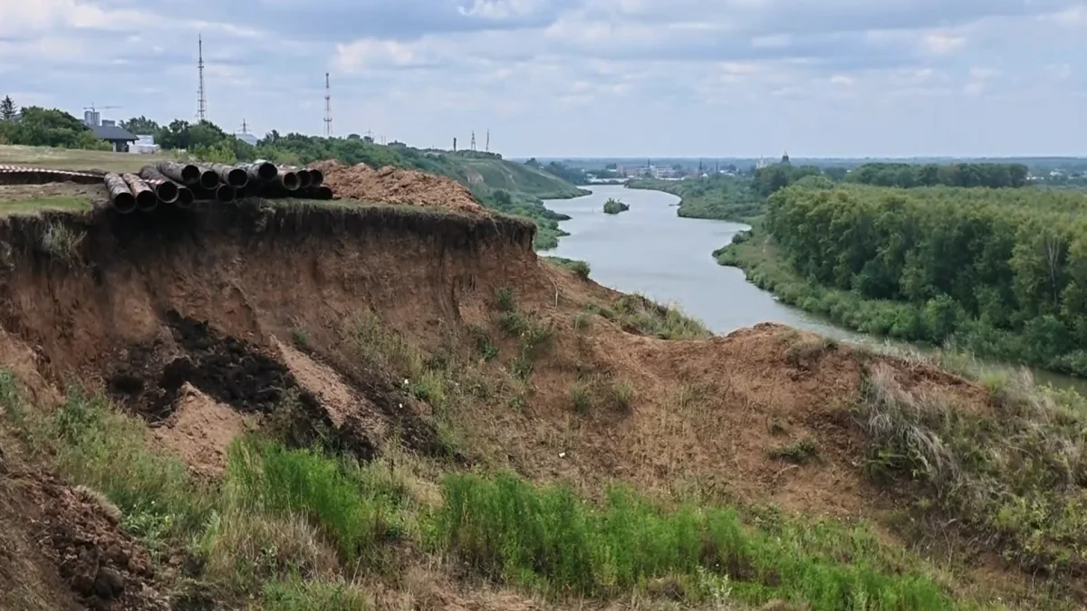 На грани обрушения: берег Есиля укрепляют после жалоб горожан