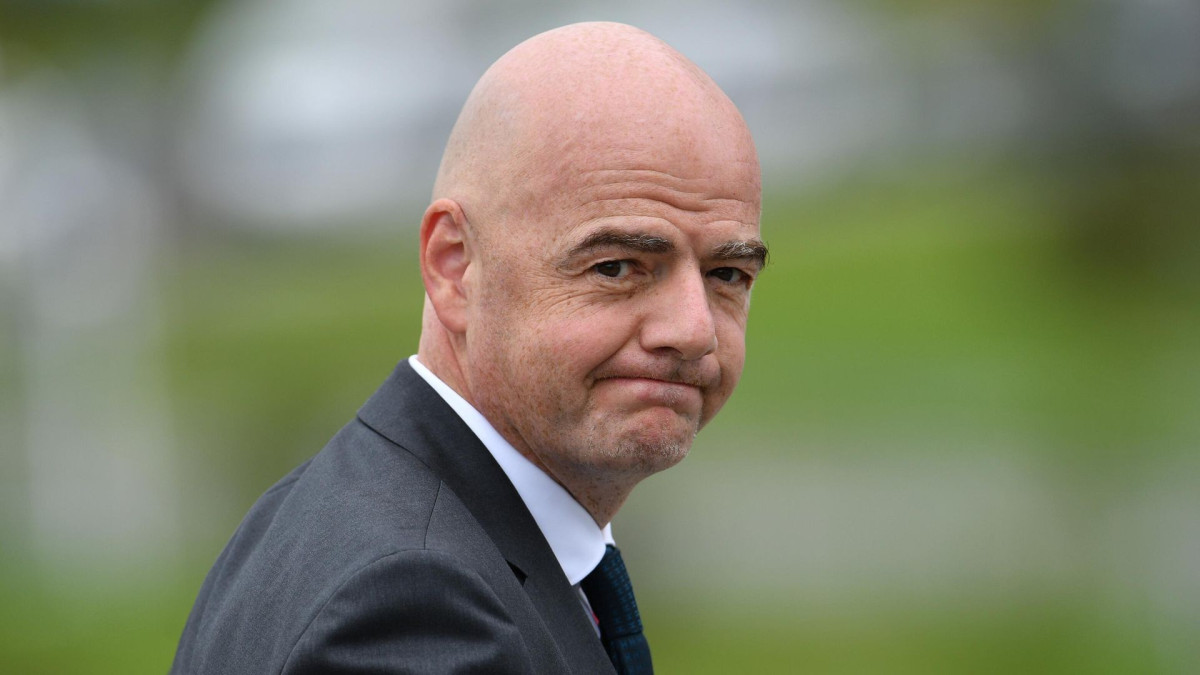 После громкого скандала глава ФИФА признал ошибку и избежал отставки
