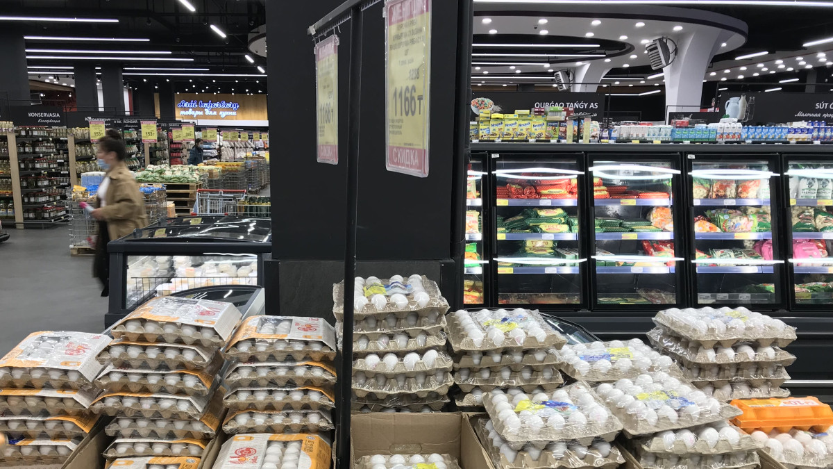 Почти 2400 случаев завышения наценки на продукты выявили в Казахстане
