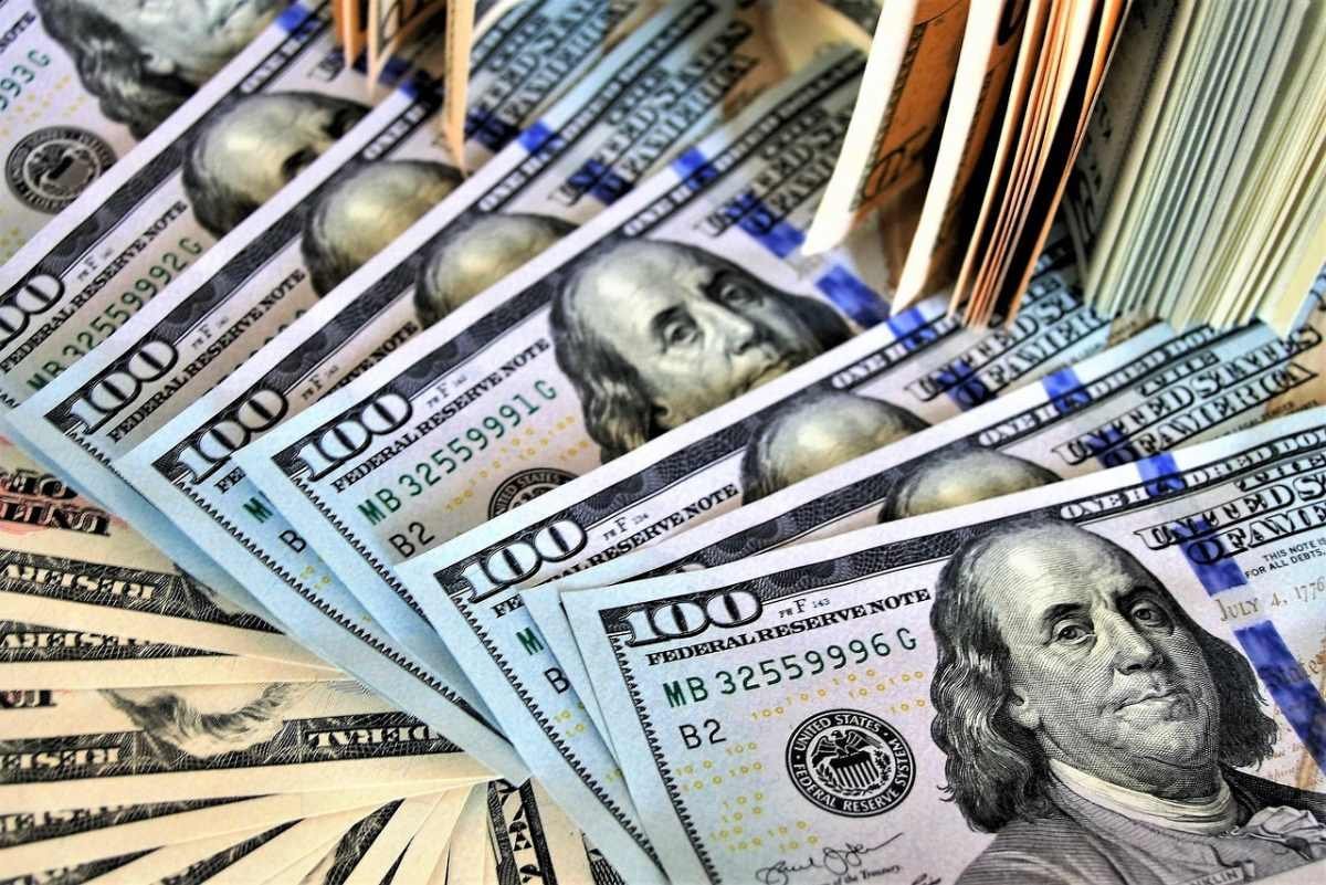 За сколько продают и покупают доллары в обменниках Казахстана 6 августа