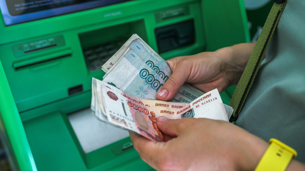 Россияне начали массово снимать наличные: что происходит с банками