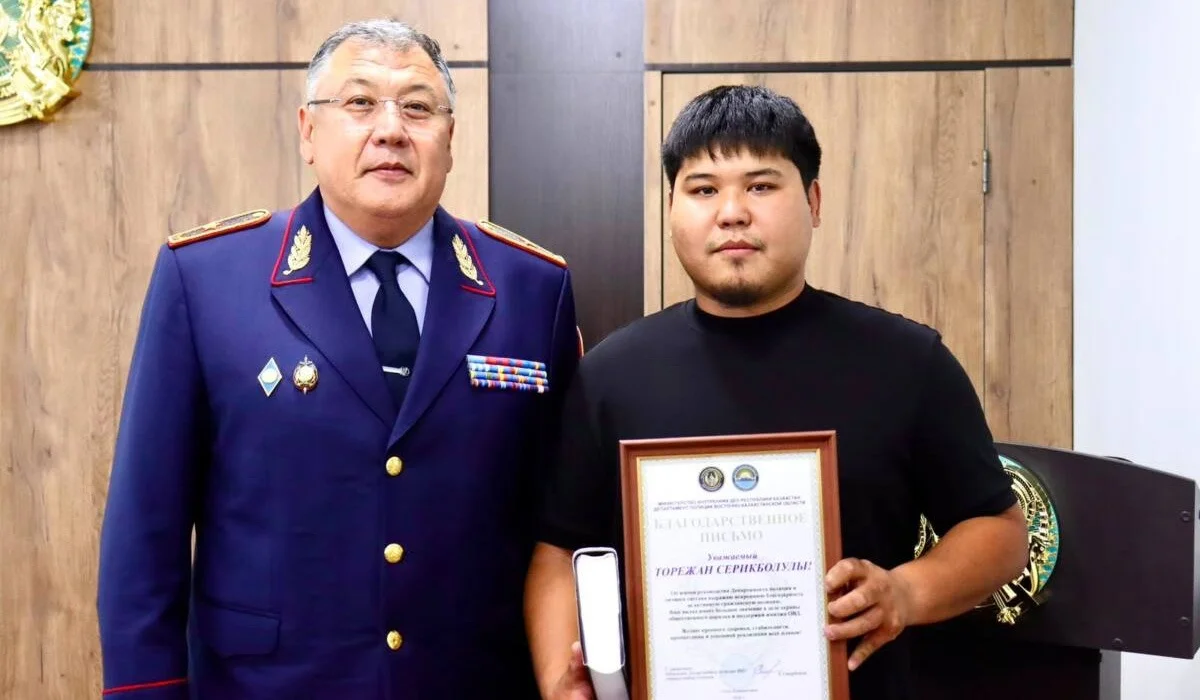 «Не говорите код! Это мошенники»: таксиста наградили за помощь бабушке в ВКО