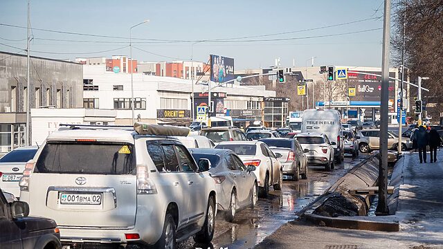 Алматыда жалған мемлекеттік нөмірлерді сатумен айналысқан күдікті ұсталды