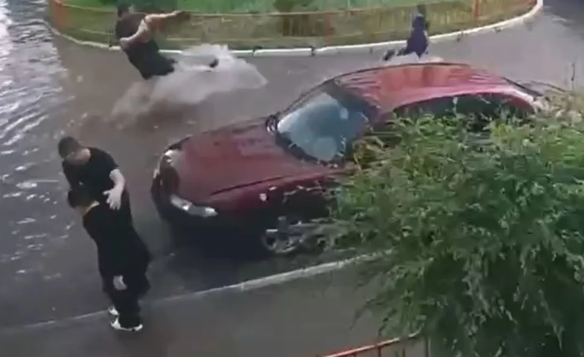 Разбрызгивали воду из лужи в сторону детей: суд вынес решение двум мужчинам