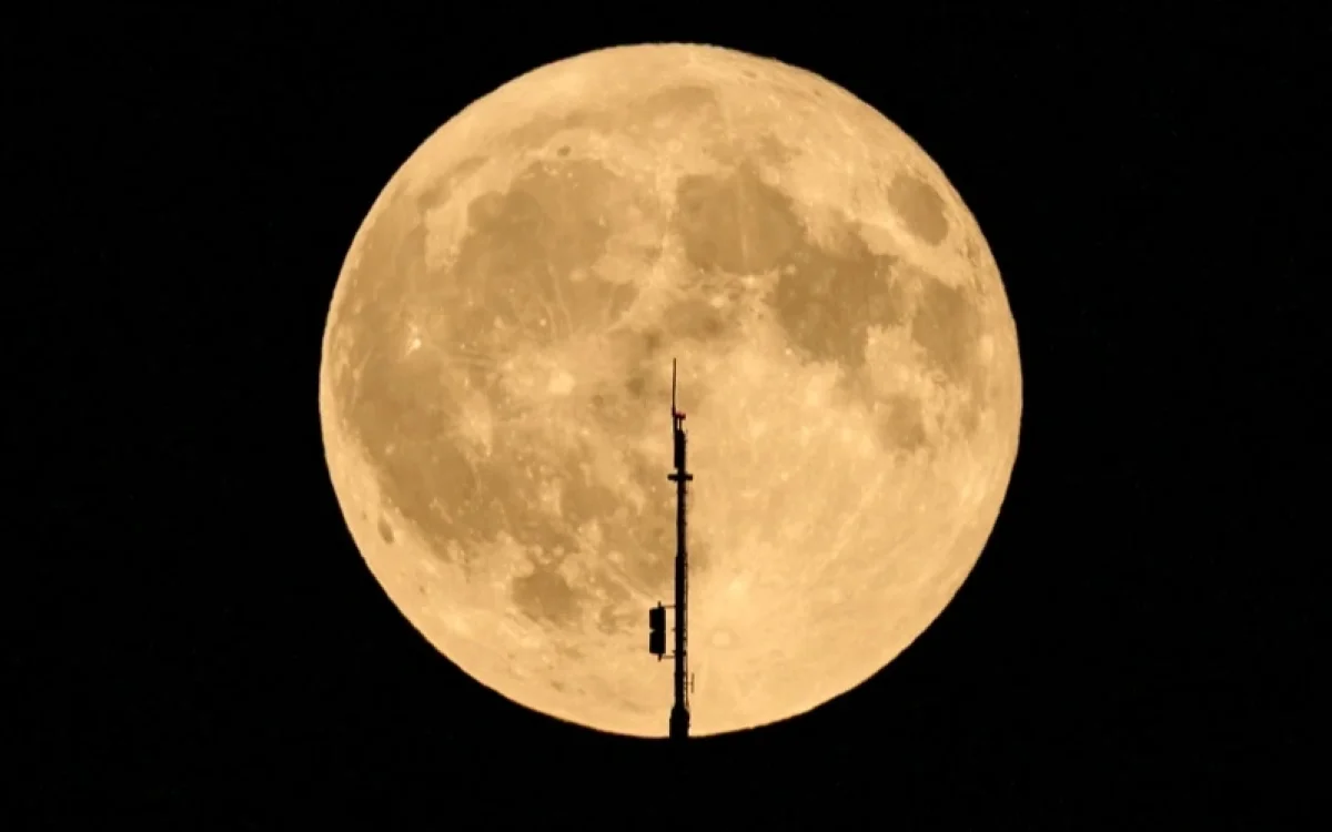 SpaceX зымыранының бөлшегі айға құлады