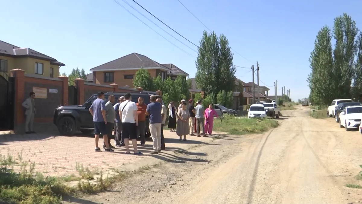 В ожидании асфальта: жители Актобе устали от пыли и грязи