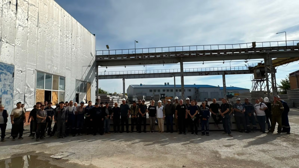 Экология, жилье, инклюзивное образование: кандидаты BAYTAQ встретились с трудовыми коллективами