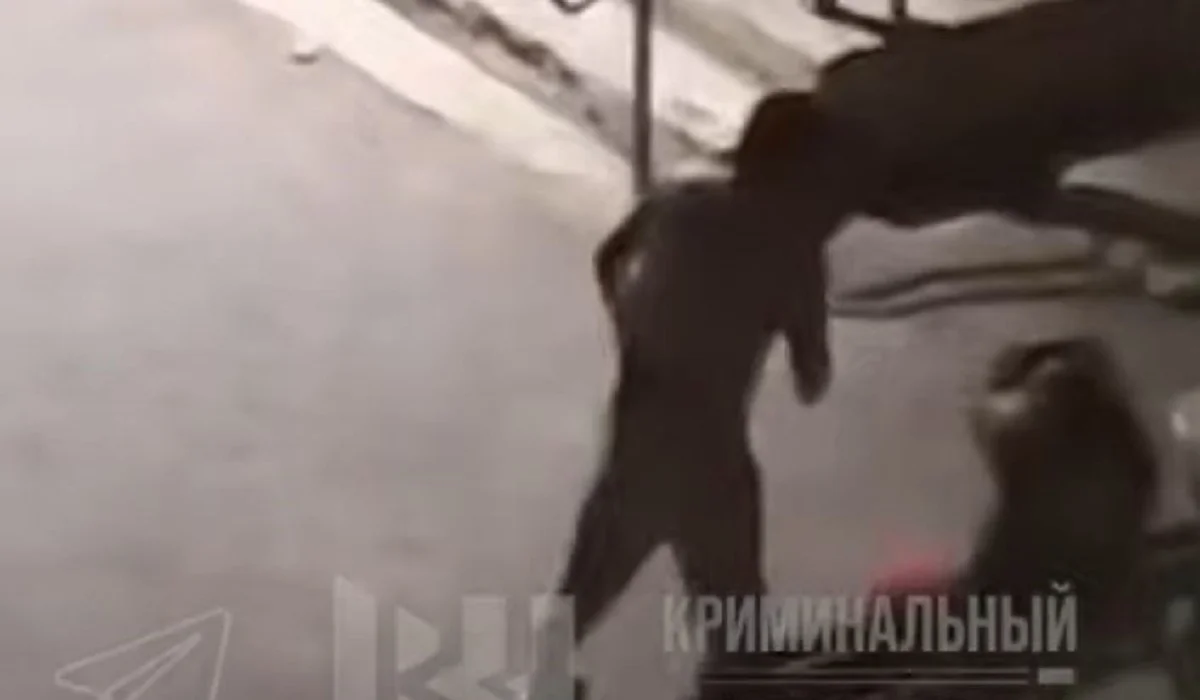 Атырауда ер адам аулада отырған әйелді екі рет ұрып жіберді (ВИДЕО)