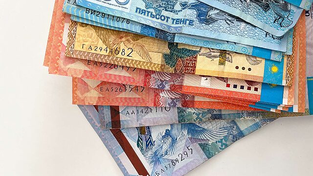 Қазақстан азаматтарының пікірінше жайлы өмір сүру үшін табыс қанша болуы керек?