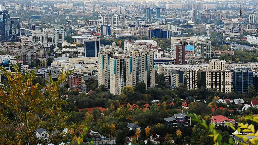 Восемь автобусов изменят маршрут из-за ремонта улицы в Алматы