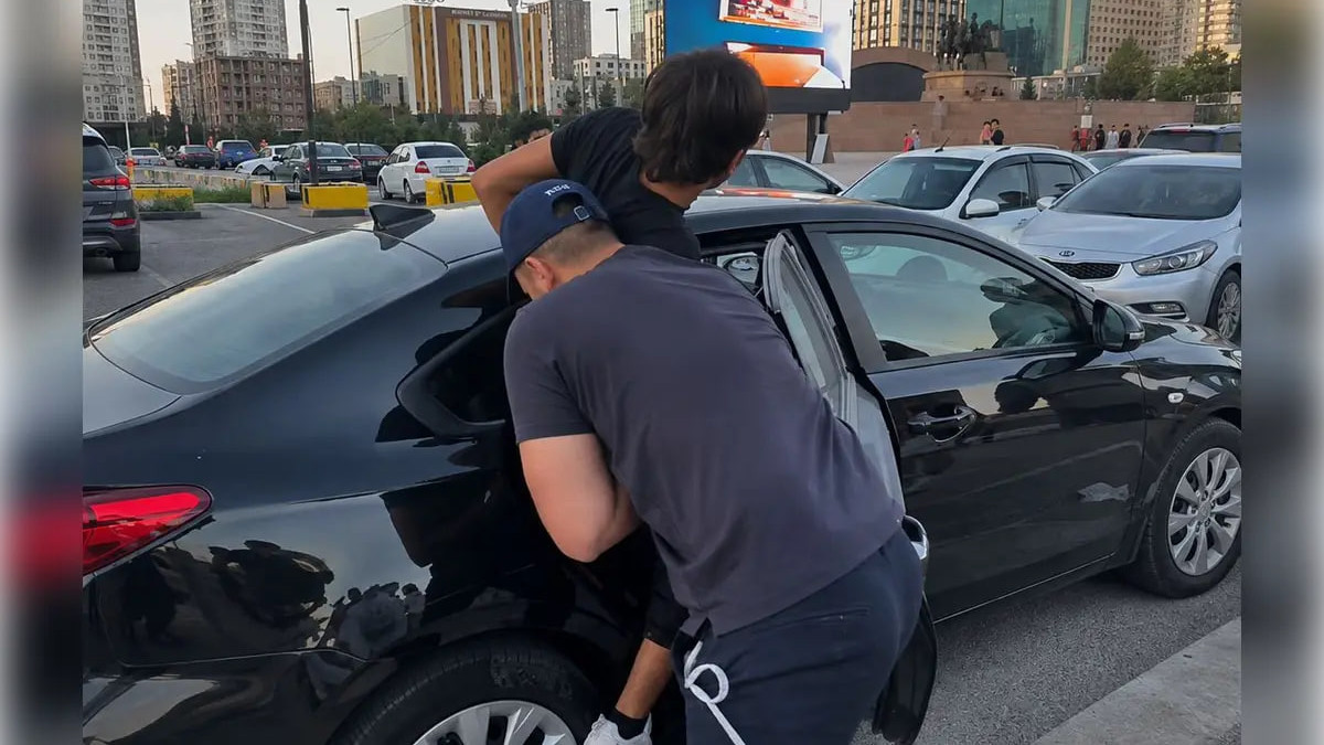 В Атырау прохожие приняли задержание подозреваемого в краже за попытку похищения