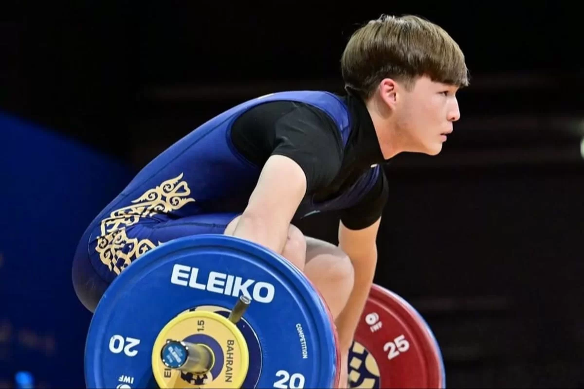 Қазақстандық зілтемірші Азия чемпионатында бір күнде екі жүлде жеңіп алды