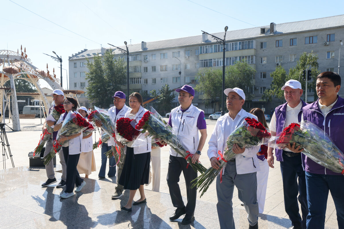 Абай күнінде «Әділет» кандидаттары ұлы ақынның Семейдегі ескерткішіне тағзым етті