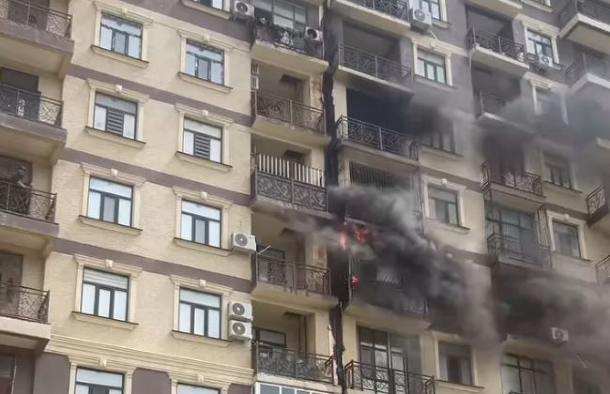 Пожар в 18-этажке Актау: огонь вспыхнул сразу на 10-м и 12-м этажах