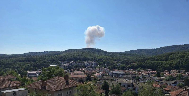 Взрывы один за другим: ЧП произошло на заводе боеприпасов в Болгарии