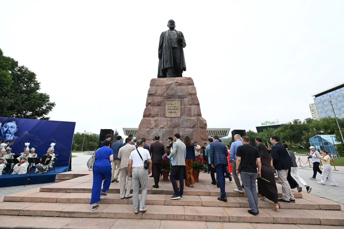 В Алматы прошла церемония возложения цветов к памятнику Абаю