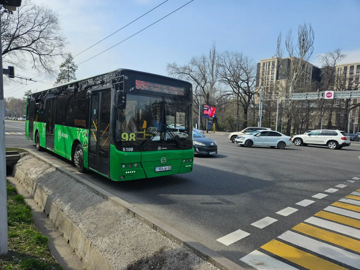 Алматыдағы YE концертіне 60 тегін шаттл қатынайды: көлік қозғалысы мен жол шектеулері қалай ұйымдастырылады