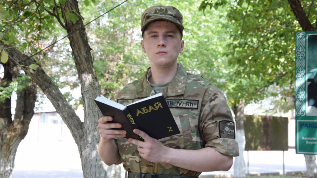 Қазақша білмей әскерге келген: сарбаз 8 айда Абайды жатқа айтып жүр