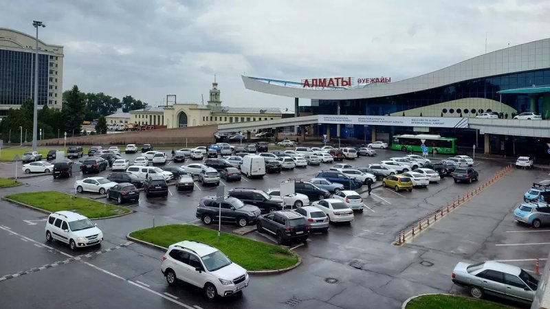 Полиция ответила таксистам после призывов бойкотировать аэропорт Алматы