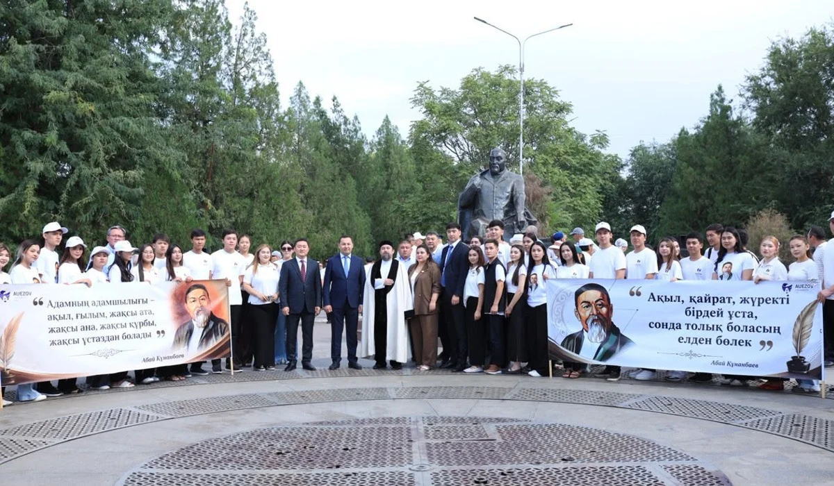 «Абайдың әрбір ойы – рухани бағдар»: Шымкентте ақынның ескерткішіне гүл шоқтарын қою рәсімі өтті