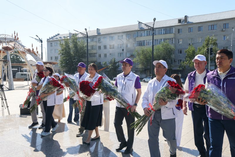 Кандидаты «Әділет» начали поездку в область Абай с посещения памятника поэту