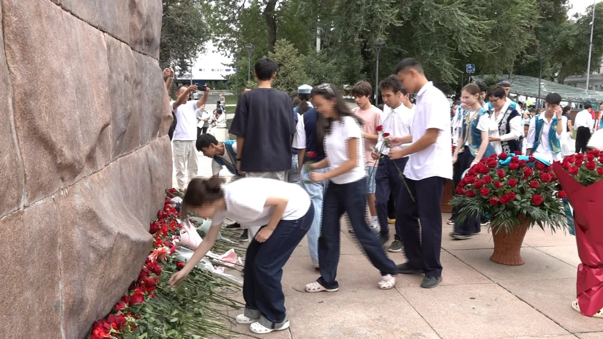 Абай звучит в унисон: сотни школьников Алматы исполнили «Көзімнің қарасы»