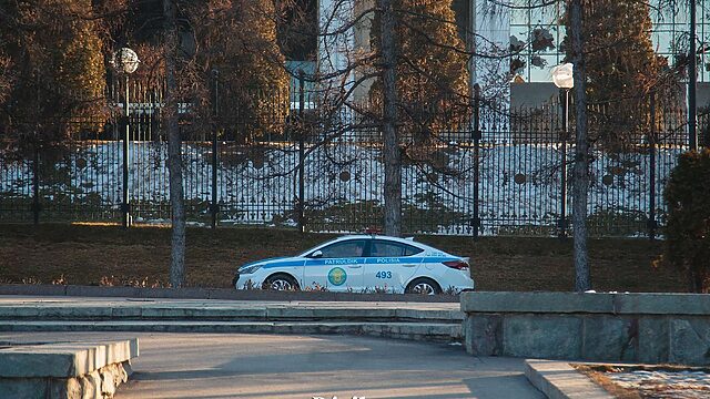 Қоғамдық орында боқтап, полицияға бағынбаған ер адам 25 тәулікке қамалды