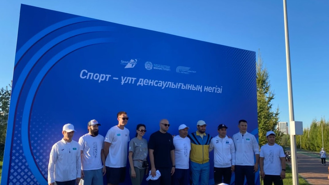 Олимпийские чемпионы вывели сотни астанчан на спортивную прогулку